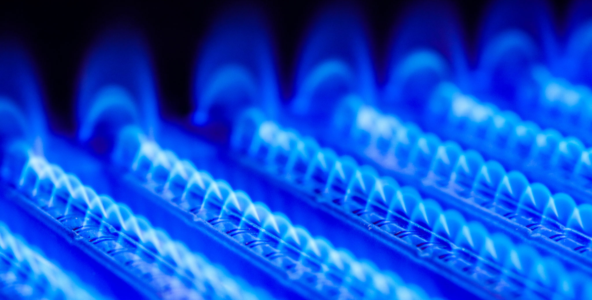 Blaue Gasflammen am Brenner einer Gastherme